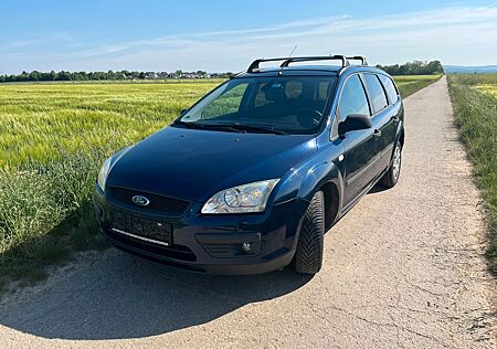 Ford Focus Kombi mit Anhängerkupplung Tüv bis 06-2026