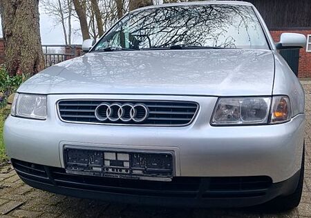 Audi A3 1.8 T Ambiente mit LM-Felgen, Klimaautomatik