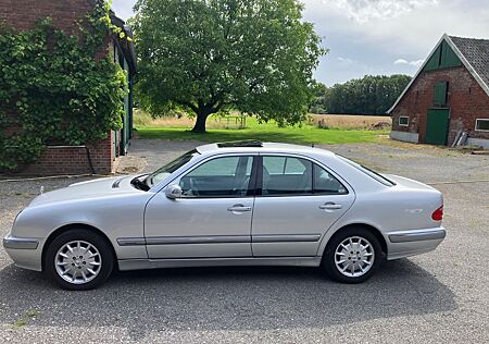 Mercedes-Benz E 240 ELEGANCE Elegance Opas Auto