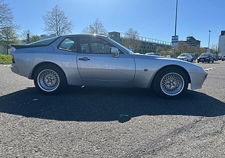 Porsche 944