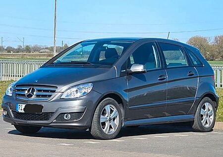 Mercedes-Benz B 180 BlueEFFICIENCY - Ahk,Rückfahrcam,Sitzh,Nav