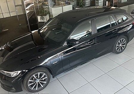 BMW 330e xDrive Touring Advantage