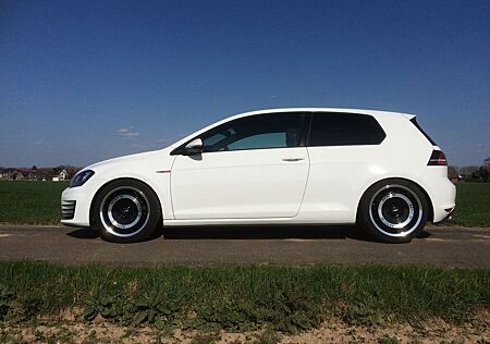 VW Golf Volkswagen 2.0 GTI Performance Competition