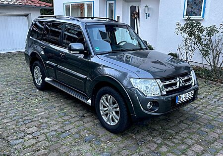 Mitsubishi Pajero 3,2 DI-D 4WD Top Automatik Top (1. Hand)