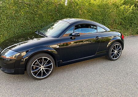 Audi TT Coupe 1.8T quattro 165 kW -