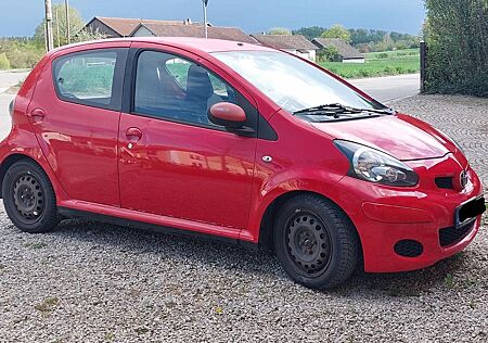 Toyota Aygo (X) Aygo (X) 1,0-l-VVT-i CoolRed CoolRed
