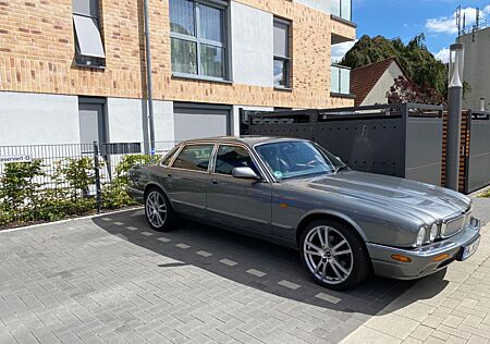 Jaguar XJ8 4.00