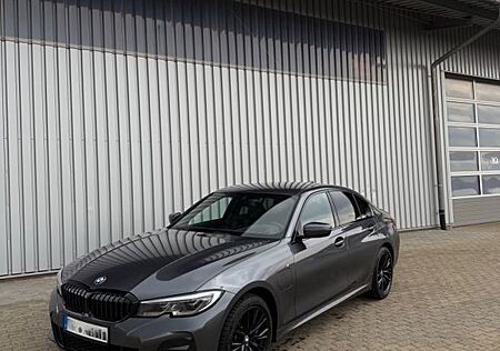 BMW 330e xDrive M-Paket+HUD+Laser+8fach bereift