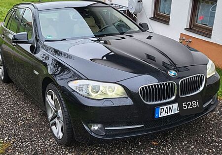 BMW 528i Touring -