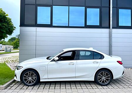 BMW 330e Autom. Advantage/LED/Navi