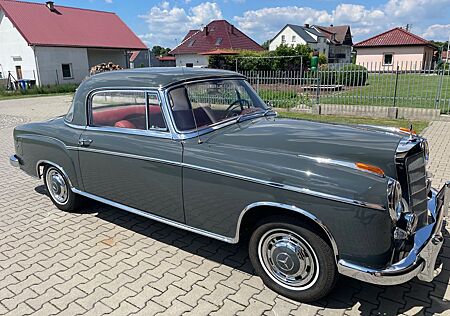 Mercedes-Benz 220