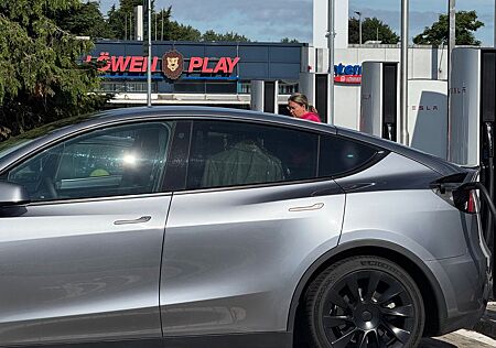 Tesla Model Y 2024 RWD -White Seats -20 Inch-LFP Akku