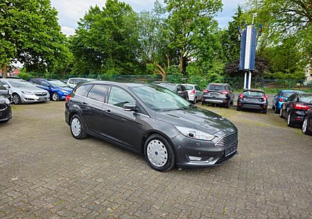 Ford Focus Titanium Bi-Xenon*Navi*Lenkrad-beheizbar