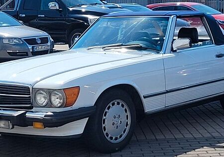 Mercedes-Benz SL 560 R107