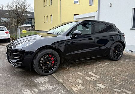 Porsche Macan Turbo mit Performance Paket Turbo Vollaus.
