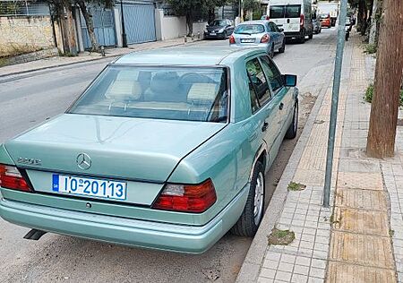 Mercedes-Benz 220
