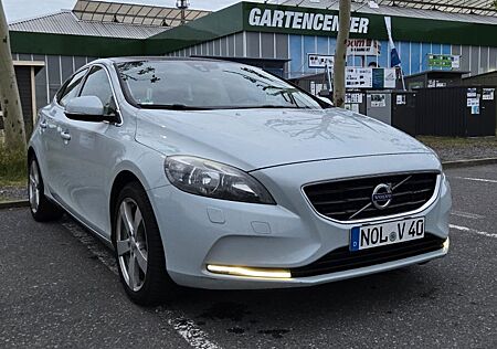 Volvo V40 T3 Momentum | AHK, Kamera, SHZ, BT, Tempomat