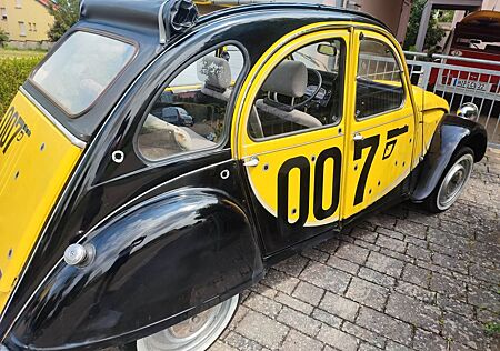 Citroën 2 CV Ente 007 James Bond Charleston gelb schwarz