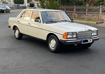 Mercedes-Benz E 200 -W 123 OLDTIMER-TÜV NEU-AUTOMATIC