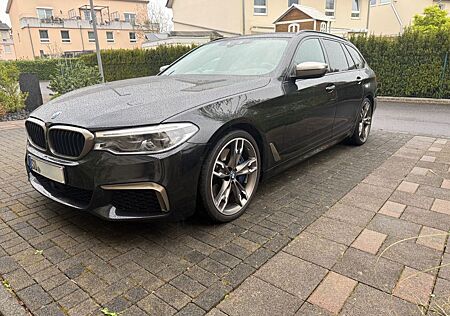 BMW M550 Bowers & Wilkins, Pano, AHK, Aktivlenkung, ...