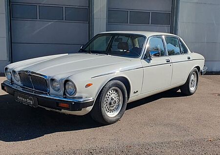 Jaguar XJ12 Oldtimer H-Zulassung weiß mit rotem Leder