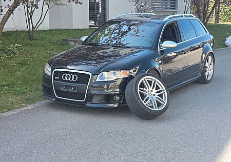 Audi RS4 4.2 quattro Avant -