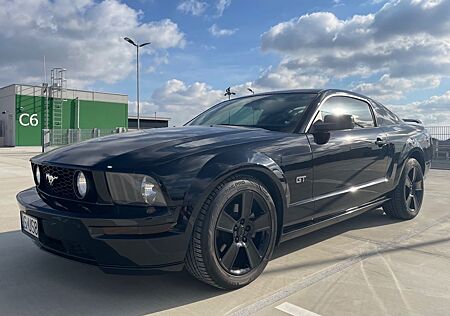 Ford Mustang GT 4.6 V8 premium automatic ALL BLACK