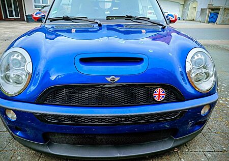 Mini Cooper S Cabrio Tiefer. Breiter. Lauter.