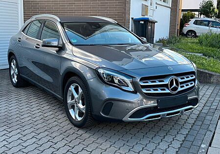 Mercedes-Benz GLA 180 GLA-180/Urban//Navi/Sitzheizung/LED/43KKM/