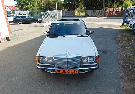 Mercedes-Benz 200 H-Kennzeichen. Neuer TÜV