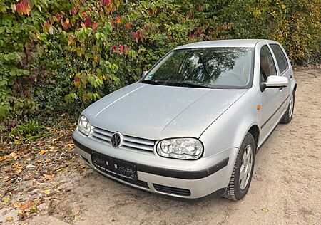 VW Golf Volkswagen 1.4 TÜV neu 8-fach bereift