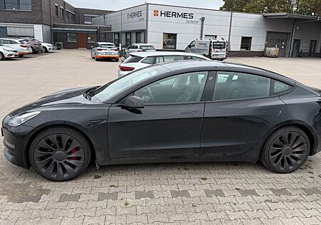 Tesla Model 3 Allradantrieb mit Dualmotor Performa...