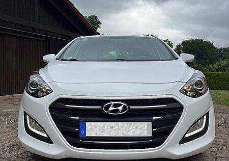 Hyundai i30 blue 1.6 CRDi 100kW Premium Premium