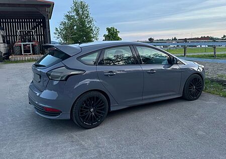 Ford Focus 2,0 EcoBoost ST mit spoiler