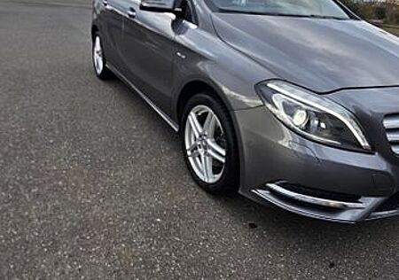 Mercedes-Benz B 200 BlueEFFICIENCY -