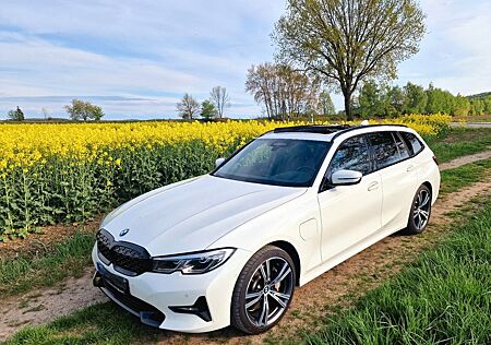 BMW 330e xDrive Touring Sport Line Voll. + Garantie