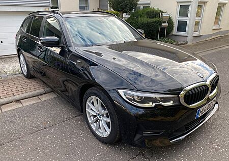BMW 320d Autom HUD ACC LED AHK PDC Livecock SHZ uvm