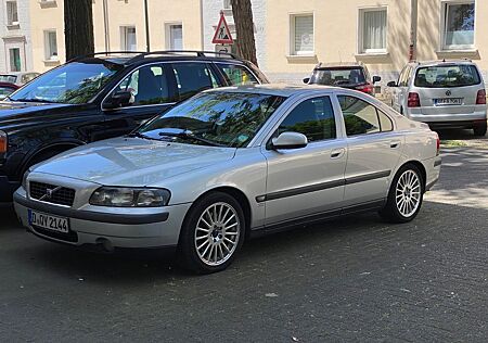 Volvo S60 2.4 D5 Comfort PDC Teilleder AHK