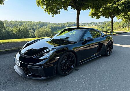 Porsche Cayman 718 GT4 black in black