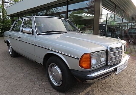 Mercedes-Benz 200 W123