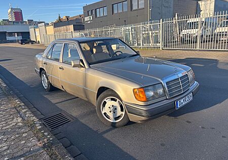 Mercedes-Benz E 250 Oldtimer W124 250D