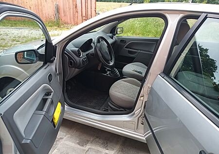 Ford Fiesta 1.4 16V -Rentnerfahrzeug