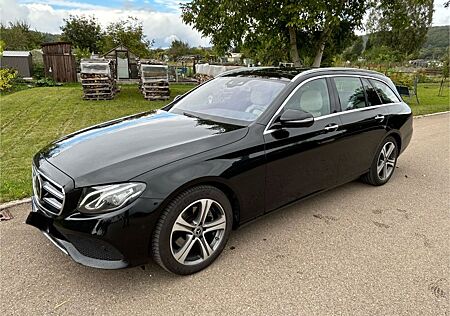 Mercedes-Benz E 220 d T Avantgarde Distronic Pano AHK MeMory