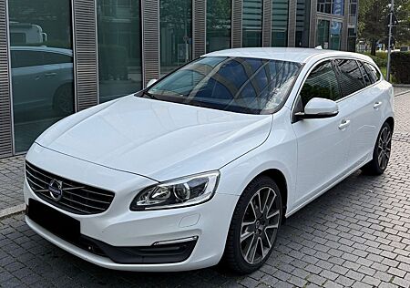 Volvo V60 Kombi Momentum*Navi*Teilleder*Bluetooth*
