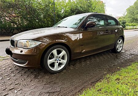 BMW 118i Edition Lifestyle AUTOMATIK NAVI LEDER XENO