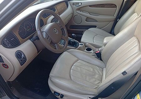 Jaguar X-Type 2.5 Liter V6 Executive mit TÜV
