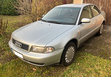 Audi A4 1.6 Benzin Limousine Handschalter 1. Hand TÜV