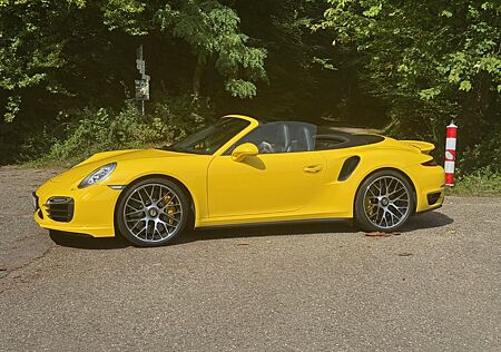 Porsche 991 Turbo S Cabriolet racinggelb/Burmester