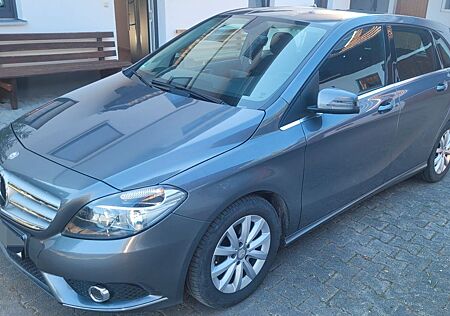 Mercedes-Benz B 180 - Klima, Navi, Garagenfahrzeug