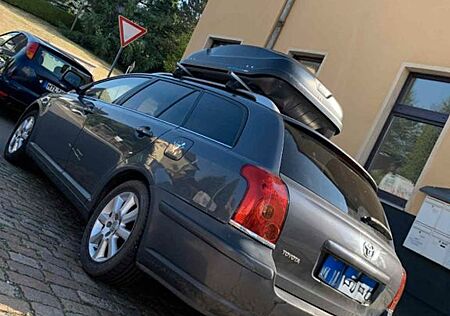Toyota Avensis Combi 2,2-l-D-CAT-zuverlässiges auto